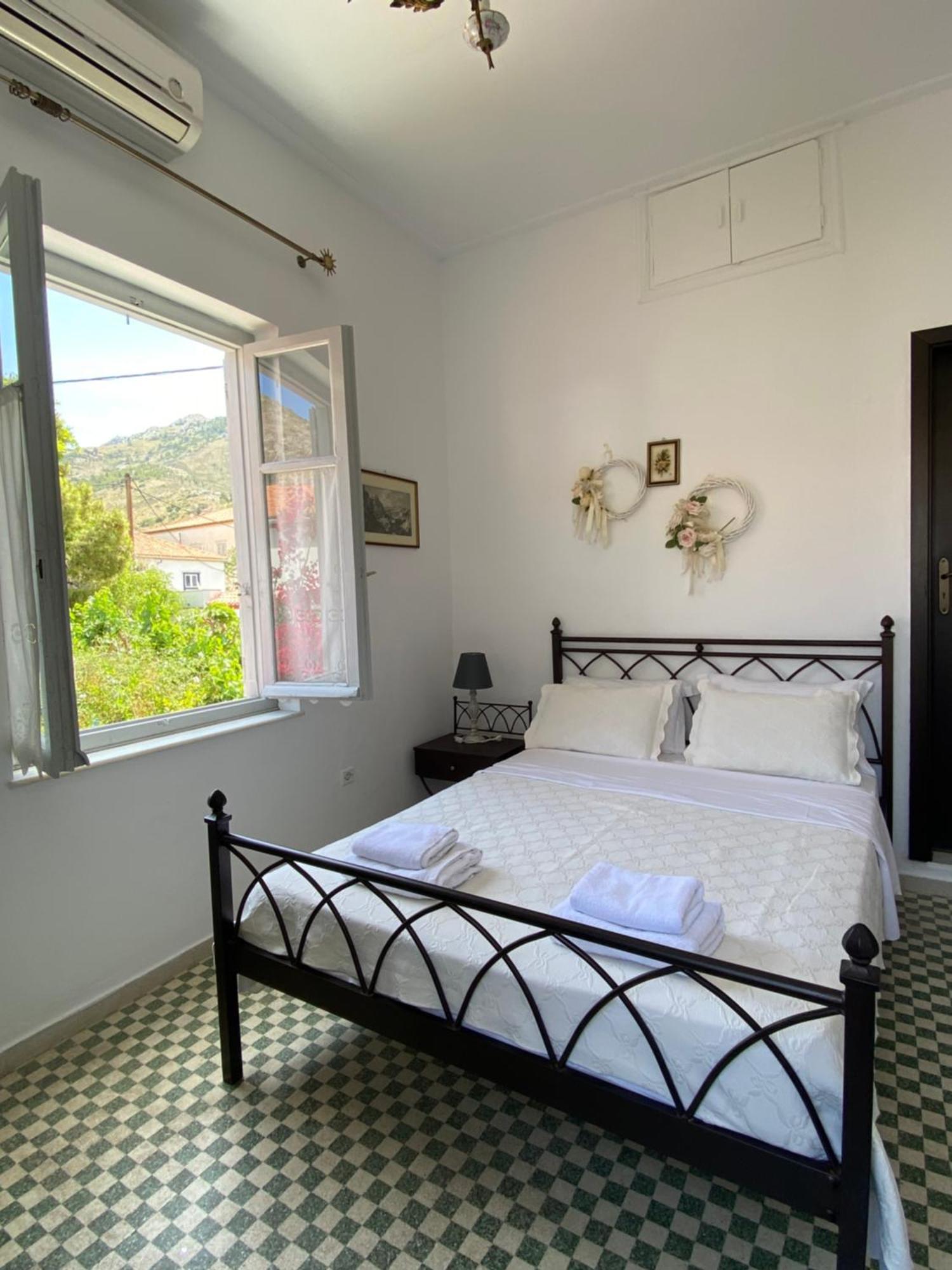 Douskos Uptown Living Hidra Exterior foto