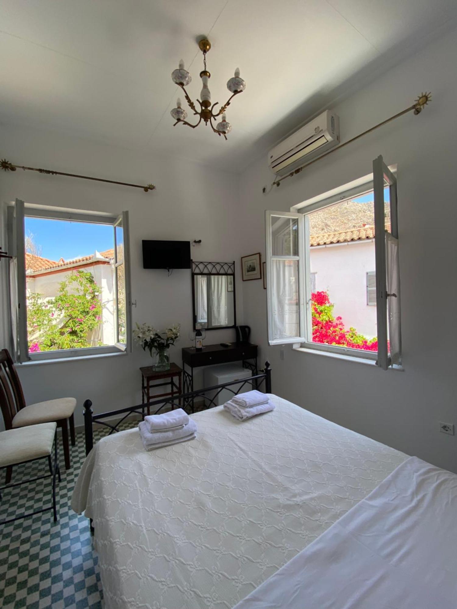 Douskos Uptown Living Hidra Exterior foto