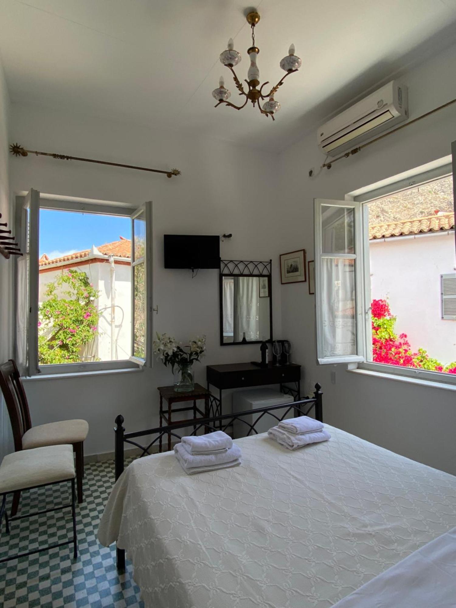Douskos Uptown Living Hidra Exterior foto