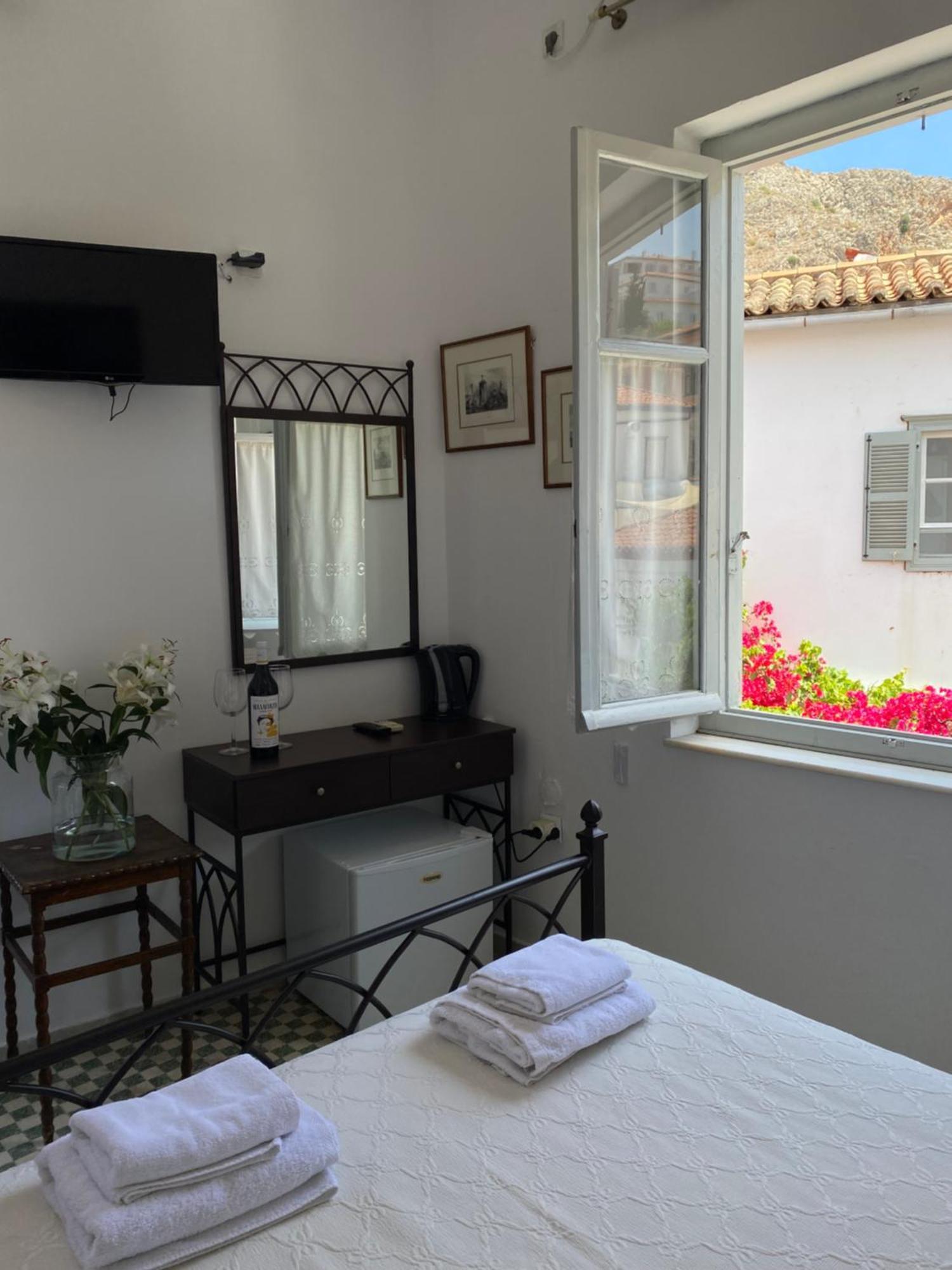Douskos Uptown Living Hidra Exterior foto